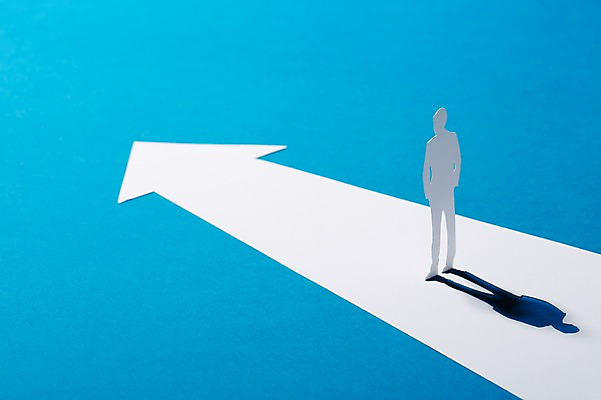 포토 JPG 스튜디오촬영 모양 화살표 종이 인형 백그라운드 컨셉 비즈니스 사람모양 실내 그림자 사람없음 모형 비즈니스맨 페이퍼아트 방향 종이공예 종이팝업 종이인형 국내포토 남자 내부 직장인 공예 파일형식