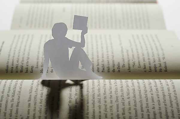 포토 JPG 스튜디오촬영 모양 영어 남자 종이 인형 백그라운드 컨셉 사람모양 실내 그림자 들기 앉기 근접촬영 아웃포커스 책 독서 모형 펼침 페이퍼아트 종이공예 종이팝업 종이인형 남자만 국내포토 문자 뷰포인트 모션 촬영기법 사람 내부 공예 파일형식