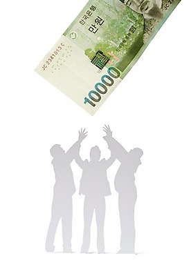 포토 JPG 스튜디오촬영 모양 남자 종이 인형 백그라운드 컨셉 지폐 돈 비즈니스 사람모양 실내 금융 경제 손들기 모형 비즈니스맨 페이퍼아트 만원 종이공예 종이팝업 종이인형 남자만 국내포토 모션 사람 내부 직장인 재산 공예 파일형식