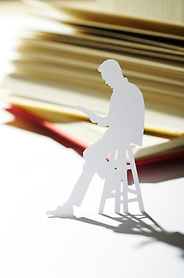 포토 JPG 스튜디오촬영 모양 남자 종이 인형 백그라운드 컨셉 의자 사람모양 실내 들기 앉기 근접촬영 아웃포커스 책 독서 모형 펼침 페이퍼아트 종이공예 종이팝업 종이인형 남자만 국내포토 뷰포인트 가구 모션 촬영기법 사람 내부 공예 파일형식