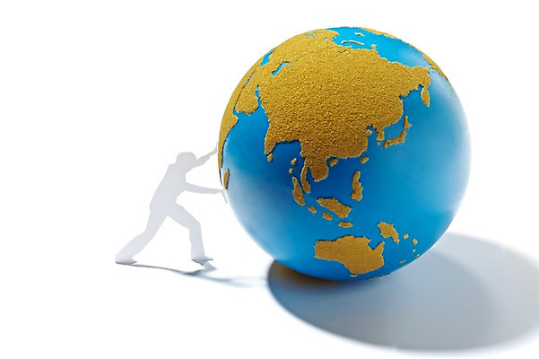 포토 JPG 스튜디오촬영 모양 남자 종이 지구 인형 포즈 백그라운드 컨셉 사람모양 실내 그림자 세계 지구본 모형 페이퍼아트 밀기 종이공예 종이팝업 종이인형 남자만 국내포토 모션 사람 내부 공예 파일형식