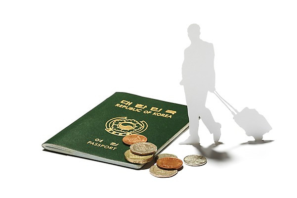 포토 JPG 스튜디오촬영 모양 종이 인형 여행 백그라운드 컨셉 돈 비즈니스 사람모양 실내 사람없음 금융 경제 모형 캐리어 여행가방 동전 비즈니스맨 페이퍼아트 종이공예 여권 종이팝업 종이인형 국내포토 남자 가방 내부 직장인 재산 공예 파일형식