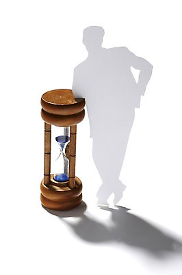 포토 JPG 스튜디오촬영 모양 종이 인형 백그라운드 컨셉 비즈니스 사람모양 실내 그림자 사람없음 모형 비즈니스맨 페이퍼아트 모래시계 종이공예 종이팝업 종이인형 국내포토 남자 모래 시계 내부 직장인 공예 파일형식