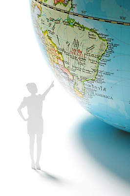 포토 JPG 스튜디오촬영 모양 여자 종이 인형 백그라운드 컨셉 세계지도 지도 사람모양 실내 지구본 모형 가리킴 페이퍼아트 종이공예 종이팝업 종이인형 여자만 국내포토 사람 손짓 내부 세계 공예 파일형식