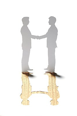 포토 JPG 스튜디오촬영 모양 종이 인형 백그라운드 컨셉 비즈니스 협력 악수 사람모양 실내 사람없음 마주보기 모형 손잡기 비즈니스맨 신문 페이퍼아트 종이공예 종이팝업 종이인형 국내포토 남자 모션 손짓 내부 간행물 직장인 뉴스 공예 파일형식