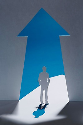 포토 JPG 스튜디오촬영 모양 화살표 종이 인형 백그라운드 컨셉 비즈니스 사람모양 실내 그림자 사람없음 모형 비즈니스맨 페이퍼아트 방향 종이공예 상승 종이팝업 종이인형 국내포토 남자 내부 직장인 공예 파일형식