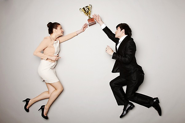 포토 JPG 스튜디오촬영 전신 외국인 해외기획촬영 라이프스타일 커플 2012년태국 여자 남자 포즈 비즈니스 모션 회색배경 실내 사람 정장 손짓 20대 성인 두명 공중 옆모습 하이앵글 손들기 경쟁 우승 직장인 비즈니스맨 비즈니스우먼 상 트로피 청년만 성인만 국내포토 직업 옷 뷰포인트 백그라운드 컨셉 관계 인종 청년 내부 생활 회색 최고 상_우승 상패 파일형식