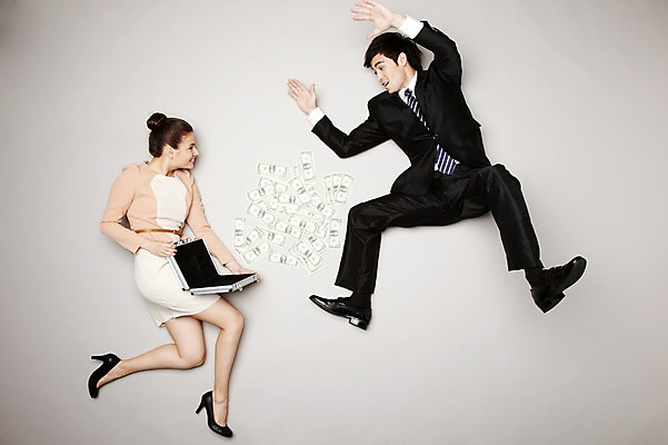 포토 JPG 스튜디오촬영 전신 외국인 해외기획촬영 라이프스타일 커플 2012년태국 여자 남자 포즈 지폐 돈 가방 비즈니스 모션 회색배경 실내 들기 사람 정장 20대 성인 두명 공중 금융 경제 하이앵글 손들기 달러 점프 직장인 비즈니스맨 비즈니스우먼 돈가방 청년만 성인만 국내포토 직업 잡화 옷 뷰포인트 백그라운드 관계 인종 청년 내부 생활 회색 재산 파일형식