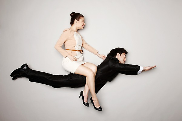 포토 JPG 스튜디오촬영 전신 외국인 해외기획촬영 라이프스타일 커플 2012년태국 여자 남자 포즈 비즈니스 모션 회색배경 실내 사람 앉기 정장 20대 성인 두명 공중 옆모습 하이앵글 직장인 비즈니스맨 비즈니스우먼 승차 청년만 성인만 국내포토 직업 옷 뷰포인트 백그라운드 관계 인종 청년 내부 생활 회색 파일형식