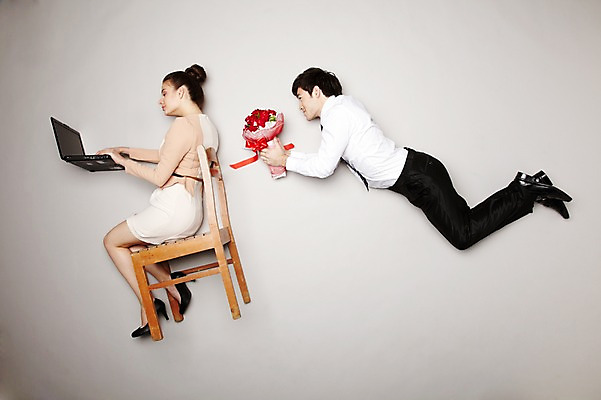 포토 JPG 스튜디오촬영 전신 외국인 해외기획촬영 라이프스타일 커플 2012년태국 여자 남자 꽃다발 포즈 프로포즈 의자 비즈니스 모션 회색배경 실내 선물 들기 사람 정장 이벤트 20대 성인 두명 공중 옆모습 노트북 하이앵글 업무 직장인 비즈니스맨 비즈니스우먼 작업실 청년만 성인만 국내포토 직업 옷 꽃 뷰포인트 가구 백그라운드 관계 인종 청년 내부 생활 전자제품 회색 작업 파일형식