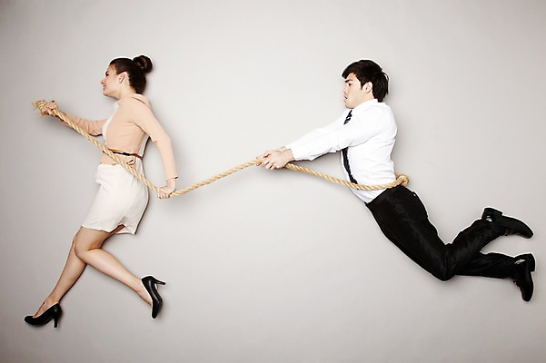 포토 JPG 스튜디오촬영 전신 외국인 해외기획촬영 라이프스타일 커플 2012년태국 여자 남자 밧줄 포즈 비즈니스 모션 회색배경 실내 사람 정장 20대 성인 두명 공중 옆모습 하이앵글 직장인 비즈니스맨 비즈니스우먼 당기기 묶기 청년만 성인만 국내포토 직업 옷 줄 뷰포인트 백그라운드 관계 인종 청년 내부 생활 회색 파일형식