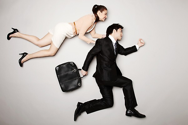 포토 JPG 스튜디오촬영 전신 외국인 해외기획촬영 라이프스타일 커플 2012년태국 여자 남자 포즈 서류가방 비즈니스 모션 회색배경 실내 들기 사람 정장 20대 성인 두명 공중 옆모습 하이앵글 직장인 비즈니스맨 비즈니스우먼 청년만 성인만 국내포토 직업 옷 뷰포인트 백그라운드 가방 관계 인종 청년 내부 생활 회색 파일형식