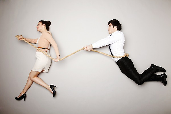 포토 JPG 스튜디오촬영 전신 외국인 해외기획촬영 라이프스타일 커플 2012년태국 여자 남자 밧줄 포즈 비즈니스 모션 회색배경 실내 사람 정장 20대 성인 두명 공중 옆모습 하이앵글 직장인 비즈니스맨 비즈니스우먼 당기기 묶기 청년만 성인만 국내포토 직업 옷 줄 뷰포인트 백그라운드 관계 인종 청년 내부 생활 회색 파일형식