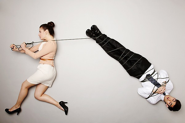 포토 JPG 스튜디오촬영 전신 외국인 해외기획촬영 라이프스타일 커플 2012년태국 여자 남자 밧줄 포즈 비즈니스 모션 회색배경 실내 사람 정장 20대 성인 두명 공중 옆모습 하이앵글 직장인 비즈니스맨 비즈니스우먼 당기기 묶기 청년만 성인만 국내포토 직업 옷 줄 뷰포인트 백그라운드 관계 인종 청년 내부 생활 회색 파일형식