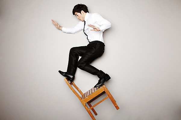 포토 JPG 스튜디오촬영 전신 외국인 해외기획촬영 라이프스타일 2012년태국 남자 포즈 의자 비즈니스 모션 회색배경 실내 한명 사람 정장 20대 성인 공중 옆모습 하이앵글 직장인 비즈니스맨 넘어짐 남자만 남자한명만 성인남자만 청년만 청년남자만 청년남자한명만 성인한명만 성인남자한명만 성인만 국내포토 직업 1 옷 뷰포인트 가구 백그라운드 인종 청년 내부 생활 회색 파일형식