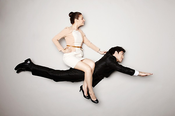 포토 JPG 스튜디오촬영 전신 외국인 해외기획촬영 라이프스타일 커플 2012년태국 여자 남자 포즈 비즈니스 모션 회색배경 실내 사람 앉기 정장 20대 성인 두명 공중 옆모습 하이앵글 직장인 비즈니스맨 비즈니스우먼 승차 청년만 성인만 국내포토 직업 옷 뷰포인트 백그라운드 관계 인종 청년 내부 생활 회색 파일형식