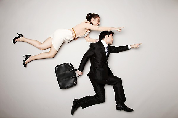 포토 JPG 스튜디오촬영 전신 외국인 해외기획촬영 라이프스타일 커플 2012년태국 여자 남자 포즈 서류가방 비즈니스 모션 회색배경 실내 들기 사람 정장 20대 성인 두명 공중 옆모습 하이앵글 가리킴 직장인 비즈니스맨 비즈니스우먼 청년만 성인만 국내포토 직업 옷 뷰포인트 백그라운드 가방 관계 인종 손짓 청년 내부 생활 회색 파일형식