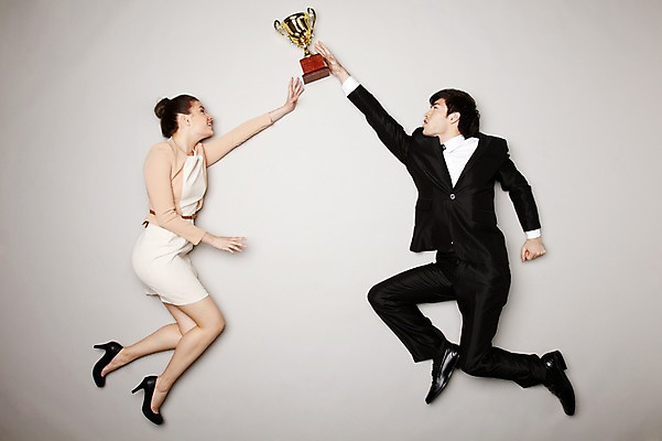 포토 JPG 스튜디오촬영 전신 외국인 해외기획촬영 라이프스타일 커플 2012년태국 여자 남자 포즈 비즈니스 모션 회색배경 실내 사람 정장 손짓 20대 성인 두명 공중 옆모습 하이앵글 손들기 경쟁 우승 직장인 비즈니스맨 비즈니스우먼 상 트로피 청년만 성인만 국내포토 직업 옷 뷰포인트 백그라운드 컨셉 관계 인종 청년 내부 생활 회색 최고 상_우승 상패 파일형식