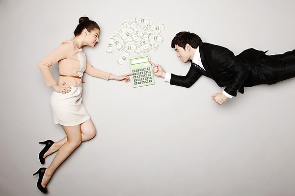 포토 JPG 스튜디오촬영 전신 외국인 해외기획촬영 라이프스타일 커플 2012년태국 여자 남자 포즈 지폐 돈 비즈니스 모션 회색배경 실내 사람 정장 손짓 20대 성인 두명 공중 옆모습 금융 경제 하이앵글 달러 계산기 가리킴 직장인 비즈니스맨 비즈니스우먼 청년만 성인만 국내포토 직업 옷 뷰포인트 백그라운드 관계 문구용품 인종 청년 내부 생활 장비 회색 재산 파일형식