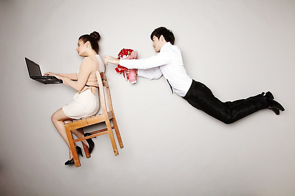 포토 JPG 스튜디오촬영 전신 외국인 해외기획촬영 라이프스타일 커플 2012년태국 여자 남자 꽃다발 포즈 프로포즈 의자 비즈니스 모션 회색배경 실내 선물 들기 사람 정장 이벤트 20대 성인 두명 공중 옆모습 노트북 하이앵글 업무 직장인 비즈니스맨 비즈니스우먼 작업실 청년만 성인만 국내포토 직업 옷 꽃 뷰포인트 가구 백그라운드 관계 인종 청년 내부 생활 전자제품 회색 작업 파일형식