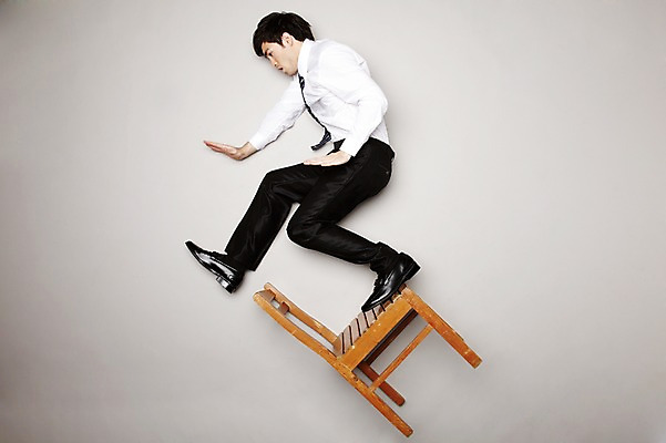 포토 JPG 스튜디오촬영 전신 외국인 해외기획촬영 라이프스타일 2012년태국 남자 포즈 의자 비즈니스 모션 회색배경 실내 한명 사람 정장 20대 성인 공중 옆모습 하이앵글 직장인 비즈니스맨 넘어짐 남자만 남자한명만 성인남자만 청년만 청년남자만 청년남자한명만 성인한명만 성인남자한명만 성인만 국내포토 직업 1 옷 뷰포인트 가구 백그라운드 인종 청년 내부 생활 회색 파일형식