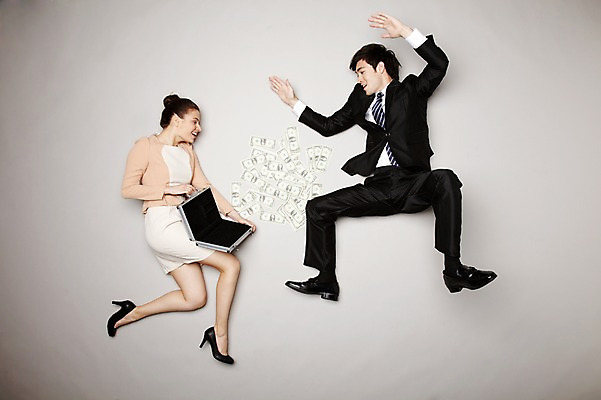 포토 JPG 스튜디오촬영 전신 외국인 해외기획촬영 라이프스타일 커플 2012년태국 여자 남자 포즈 지폐 돈 가방 비즈니스 모션 회색배경 실내 들기 사람 정장 20대 성인 두명 공중 금융 경제 하이앵글 손들기 달러 점프 직장인 비즈니스맨 비즈니스우먼 돈가방 청년만 성인만 국내포토 직업 잡화 옷 뷰포인트 백그라운드 관계 인종 청년 내부 생활 회색 재산 파일형식