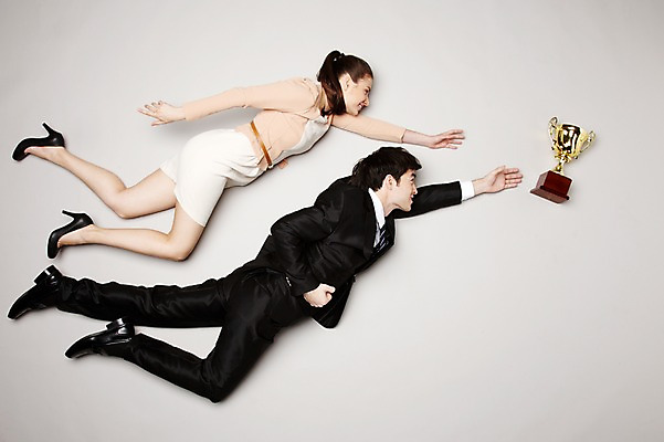 포토 JPG 스튜디오촬영 전신 외국인 해외기획촬영 라이프스타일 커플 2012년태국 여자 남자 포즈 비즈니스 모션 회색배경 실내 사람 정장 손짓 20대 성인 두명 공중 옆모습 하이앵글 경쟁 우승 직장인 비즈니스맨 비즈니스우먼 상 트로피 손뻗기 청년만 성인만 국내포토 직업 옷 뷰포인트 백그라운드 컨셉 관계 인종 청년 내부 생활 회색 최고 상_우승 상패 파일형식