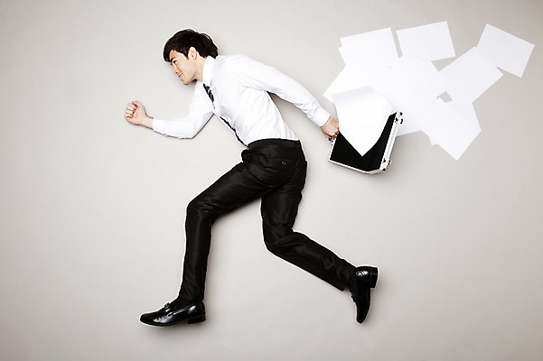 포토 JPG 스튜디오촬영 전신 외국인 해외기획촬영 라이프스타일 2012년태국 남자 종이 포즈 서류가방 비즈니스 모션 회색배경 실내 한명 사람 정장 20대 성인 공중 옆모습 하이앵글 달리기 직장인 비즈니스맨 떨어짐 문서 남자만 남자한명만 성인남자만 청년만 청년남자만 청년남자한명만 성인한명만 성인남자한명만 성인만 국내포토 직업 1 옷 뷰포인트 백그라운드 컨셉 가방 인종 청년 내부 생활 회색 파일형식