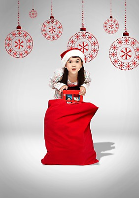 PSD 외국인 편집이미지 계절 여자 기념일 어린이 크리스마스 겨울 크리스마스선물 선물 한명 서기 미소 웃음 사람 소녀 이벤트 장식 선물상자 방울 보따리 여자만 여자한명만 어린이만 소녀만 소녀한명만 이미지편집 1 모션 표정 인종 상자 파일형식