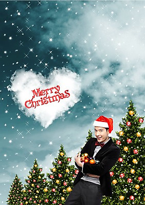 PSD 외국인 나무 식물 편집이미지 계절 기념일 남자 크리스마스 겨울 한명 서기 미소 웃음 사람 이벤트 20대 성인 장식 크리스마스트리 방울 하트 눈 눈내림 남자만 남자한명만 성인남자만 청년만 청년남자만 청년남자한명만 성인한명만 성인남자한명만 성인만 이미지편집 자연요소 모양 1 모션 날씨 눈_날씨 표정 인종 청년 파일형식