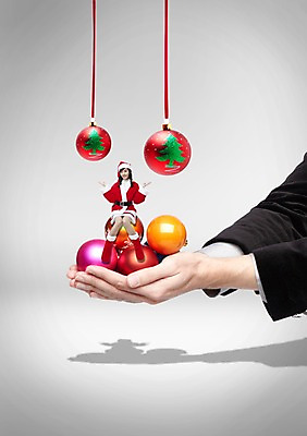 전신 PSD 편집이미지 손 계절 여자 기념일 크리스마스 겨울 산타옷 한명 미소 웃음 사람 앉기 이벤트 20대 성인 신체부위 장식 산타클로스 한국인 방울 청년만 성인한명만 성인만 이미지편집 1 옷 모션 표정 동양인 청년 파일형식