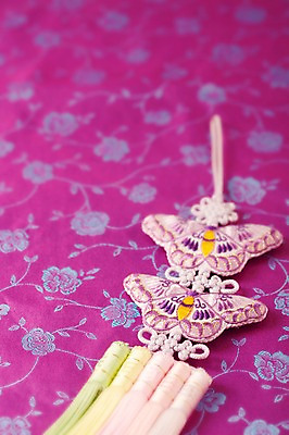 포토 JPG 스튜디오촬영 한국문화 한국전통 명절 전통문화 나비 백그라운드 새해 전통소품 실내 사람없음 천 오브젝트 노리개 자수 국내포토 동양문화 전통 기념일 문화 곤충 한국 내부 직물 파일형식