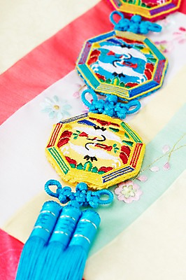 포토 JPG 스튜디오촬영 한국문화 한국전통 명절 전통문화 백그라운드 새해 전통소품 실내 사람없음 학 오브젝트 노리개 자수 국내포토 동양문화 전통 기념일 문화 조류 한국 내부 파일형식