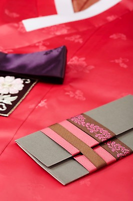 포토 JPG 스튜디오촬영 한국문화 한국전통 옷 명절 전통문화 백그라운드 편지봉투 새해 전통소품 실내 근접촬영 사람없음 아웃포커스 전통의상 한복 오브젝트 상품권 국내포토 동양문화 전통 기념일 문화 뷰포인트 봉투 한국 촬영기법 내부 편지 파일형식