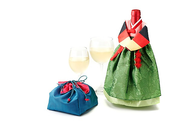 포토 JPG 스튜디오촬영 한국문화 한국전통 명절 전통문화 백그라운드 와인잔 포장 새해 주류 전통소품 실내 선물 사람없음 장식 선물상자 와인 전통의상 한복 와인병 오브젝트 새해선물 장식술 국내포토 동양문화 전통 기념일 문화 음료 술잔 병_용기 한국 내부 상자 파일형식 명절선물