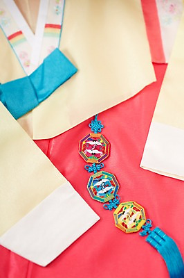 포토 JPG 스튜디오촬영 한국문화 한국전통 옷 명절 전통문화 백그라운드 새해 전통소품 실내 사람없음 학 전통의상 한복 오브젝트 노리개 자수 국내포토 동양문화 전통 기념일 문화 조류 한국 내부 파일형식