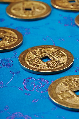 포토 JPG 스튜디오촬영 백그라운드 돈 새해 실내 근접촬영 사람없음 아웃포커스 금융 경제 동전 천 오브젝트 엽전 국내포토 뷰포인트 촬영기법 내부 직물 재산 파일형식