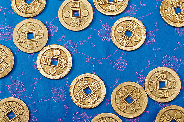 포토 JPG 스튜디오촬영 백그라운드 돈 새해 실내 사람없음 금융 경제 동전 천 오브젝트 엽전 국내포토 내부 직물 재산 파일형식