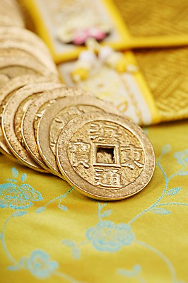 포토 JPG 스튜디오촬영 백그라운드 돈 새해 실내 근접촬영 사람없음 아웃포커스 금융 경제 동전 지갑 주머니 천 오브젝트 엽전 국내포토 뷰포인트 촬영기법 내부 직물 재산 파일형식