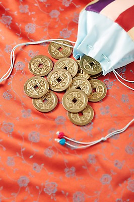 포토 JPG 스튜디오촬영 한국문화 한국전통 명절 전통문화 백그라운드 돈 새해 복주머니 전통소품 실내 사람없음 금융 경제 동전 주머니 천 오브젝트 엽전 국내포토 동양문화 전통 기념일 문화 한국 내부 직물 재산 파일형식