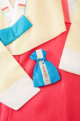 포토 JPG 스튜디오촬영 한국문화 한국전통 옷 명절 전통문화 백그라운드 새해 복주머니 전통소품 실내 사람없음 주머니 전통의상 한복 오브젝트 국내포토 동양문화 전통 기념일 문화 한국 내부 파일형식