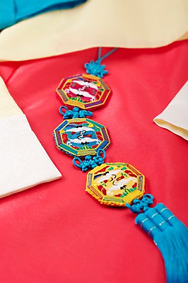 포토 JPG 스튜디오촬영 한국문화 한국전통 명절 전통문화 백그라운드 새해 전통소품 실내 사람없음 학 한복 오브젝트 노리개 자수 국내포토 동양문화 전통 기념일 문화 조류 한국 내부 전통의상 파일형식