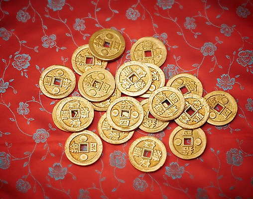 포토 JPG 스튜디오촬영 백그라운드 돈 새해 실내 사람없음 금융 경제 동전 천 오브젝트 엽전 국내포토 내부 직물 재산 파일형식