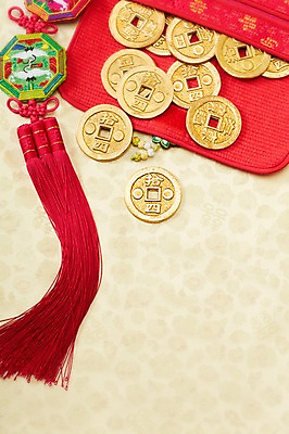 포토 JPG 스튜디오촬영 한국문화 한국전통 명절 전통문화 백그라운드 돈 새해 전통소품 실내 사람없음 금융 경제 동전 학 지갑 주머니 오브젝트 자수 엽전 국내포토 동양문화 전통 기념일 문화 조류 한국 내부 재산 파일형식