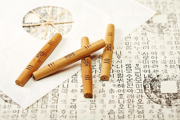 포토 JPG 스튜디오촬영 한국문화 한국전통 명절 종이 전통문화 백그라운드 새해 전통소품 실내 사람없음 전통놀이 윷놀이 한지 연 오브젝트 방패연 국내포토 동양문화 전통 기념일 문화 놀이 한국 내부 놀이용품 파일형식