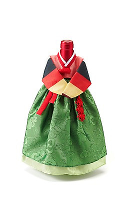 포토 JPG 스튜디오촬영 한국문화 한국전통 명절 전통문화 백그라운드 포장 새해 주류 전통소품 실내 사람없음 장식 전통의상 한복 와인병 오브젝트 장식술 국내포토 동양문화 전통 기념일 문화 음료 병_용기 한국 내부 와인 파일형식