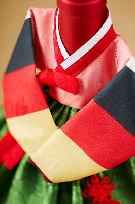 포토 JPG 스튜디오촬영 한국문화 한국전통 명절 전통문화 백그라운드 포장 새해 주류 전통소품 실내 근접촬영 사람없음 아웃포커스 장식 전통의상 한복 와인병 오브젝트 장식술 국내포토 동양문화 전통 기념일 문화 음료 뷰포인트 병_용기 한국 촬영기법 내부 와인 파일형식