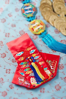 포토 JPG 스튜디오촬영 한국문화 한국전통 명절 전통문화 백그라운드 돈 새해 복주머니 전통소품 실내 근접촬영 사람없음 아웃포커스 금융 경제 동전 주머니 천 오브젝트 노리개 국내포토 동양문화 전통 기념일 문화 뷰포인트 한국 촬영기법 내부 직물 재산 파일형식