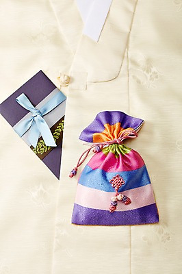 포토 JPG 스튜디오촬영 한국문화 한국전통 옷 명절 전통문화 백그라운드 편지봉투 새해 복주머니 전통소품 실내 사람없음 주머니 전통의상 한복 오브젝트 상품권 국내포토 동양문화 전통 기념일 문화 봉투 한국 내부 편지 파일형식