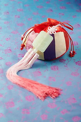 포토 JPG 스튜디오촬영 한국문화 한국전통 명절 전통문화 백그라운드 새해 복주머니 전통소품 실내 사람없음 주머니 천 오브젝트 노리개 국내포토 동양문화 전통 기념일 문화 한국 내부 직물 파일형식